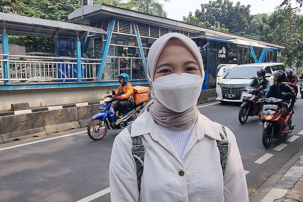 Melalui surat edaran atau SE Dishub Provinsi DKI Jakarta Nomor 26 Tahun 2023, Pemprov DKI Jakarta resmi mencabut aturan wajib bermasker bagi masyarakat yang menggunakan layanan transjakarta. Namun, kepada penumpang yang tidak dalam kondisi fit kesehatannya, dihimbau untuk memakai masker selama beraktivitas. Sedangkan kereta commuter line masih mewajibkan penumpangnya tetap bermasker selama menggunakan layanan kereta.