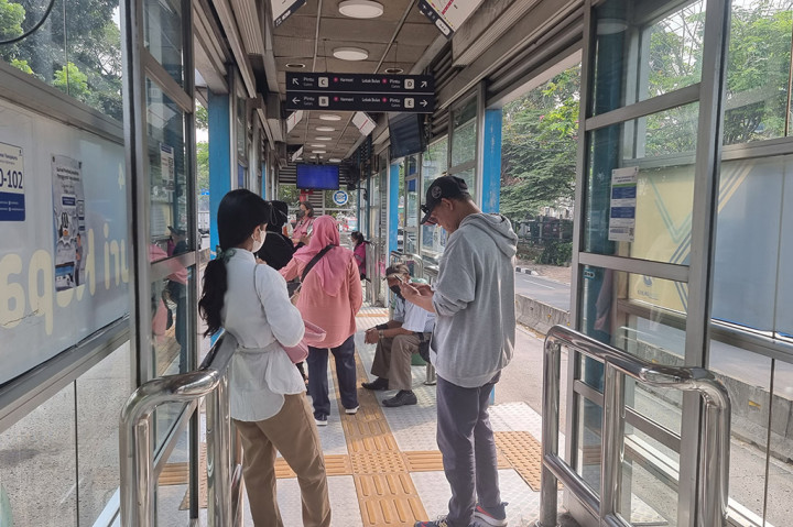 Dari pantauan Media Indonesia pada salah satu halte, tepatnya halte Trans Jakarta Duri Kepa, Jakarta Barat terlihat mayoritas masyarakat masih menggunakan masker selama beraktivitas. Masyarakat menanggapi pembebasan masker ini dengan berbagai komentar. Ada yang setuju dan ada yang memilih tetap bermasker sebagai bentuk proteksi kesehatan.