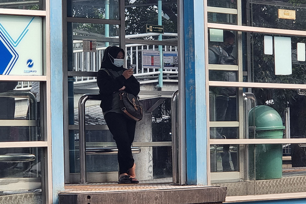 Pemerintah Provinsi DKI Jakarta secara resmi mencabut aturan wajib bermasker bagi warga yang menggunakan moda transportasi umum transjakarta. Aturan ini mulai berlaku sejak hari Minggu, 11 Juni 2023.