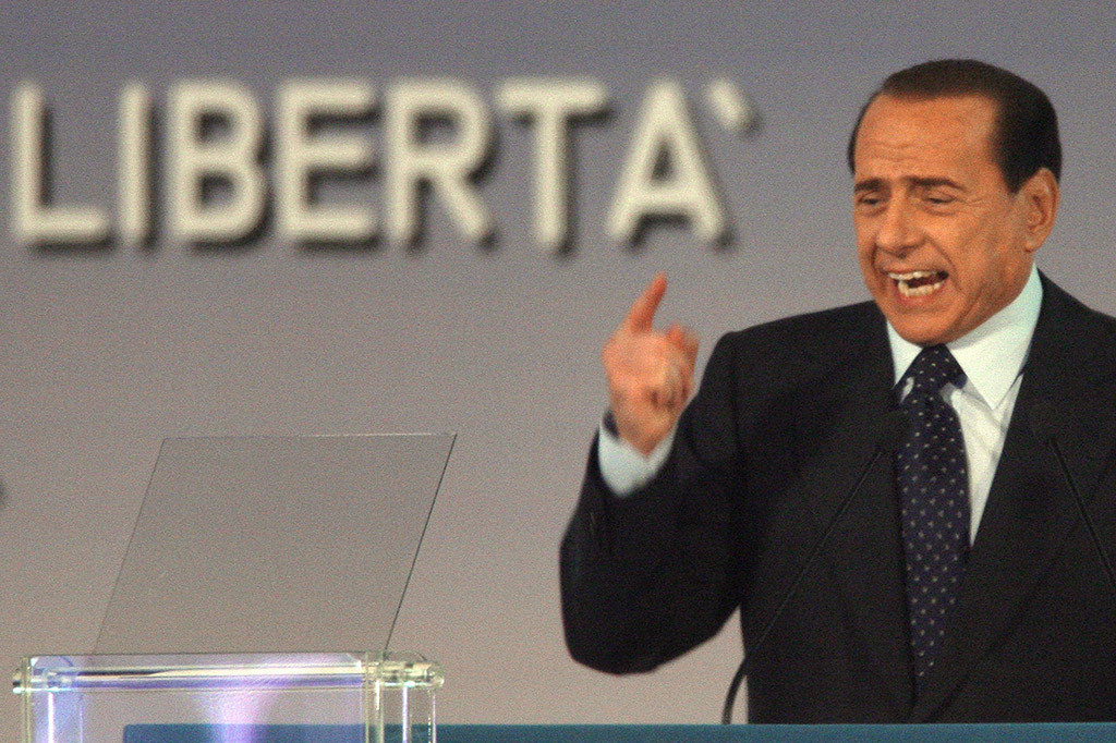 Berlusconi meninggalkan pacarnya yang berusia 33 tahun, Marta Fascina, dua mantan istri dan lima anak, beberapa di antaranya membantu menjalankan kerajaannya, baru-baru ini diperkirakan bernilai sekitar tujuh miliar dolar.