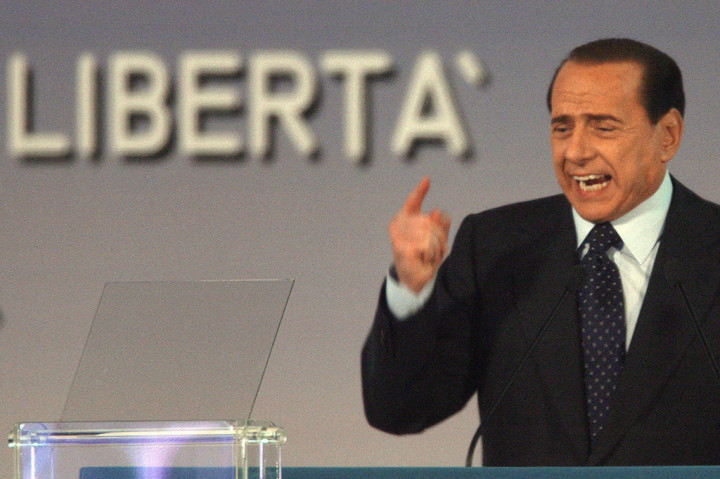 Berlusconi meninggalkan pacarnya yang berusia 33 tahun, Marta Fascina, dua mantan istri dan lima anak, beberapa di antaranya membantu menjalankan kerajaannya, baru-baru ini diperkirakan bernilai sekitar tujuh miliar dolar.