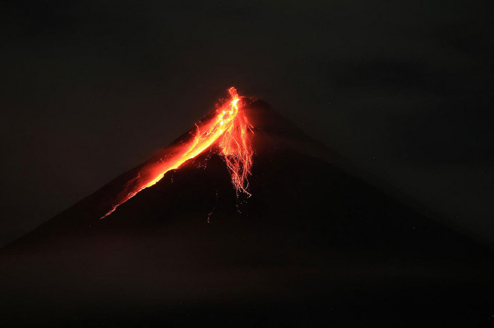 Gunung berapi paling aktif di Filipina, Mayon, memuntahkan lava pada Senin, 12 Juni 2023. Aktivitas vulkanis itu memperingatkan ribuan orang dari potensi ledakan gunung tersebut.