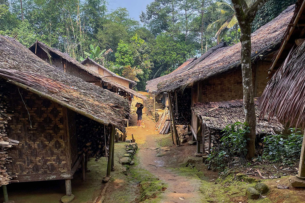 Warga Badui beraktivitas di lingkungan permukiman di Kanekes, Lebak, Banten. Ketua adat suku Badui telah mengirim surat kepada Bupati Lebak, Banten untuk menyampaikan permohonan peniadaan sinyal internet di wilayah pemukiman mereka.