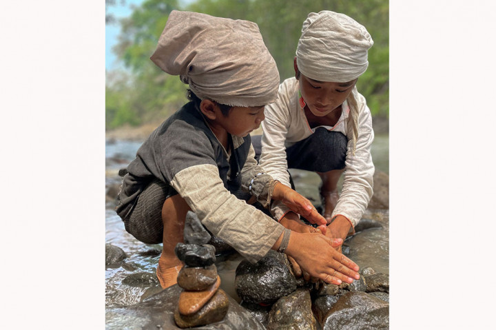 Dia mengemukakan bahwa selain mendatangkan manfaat, kemudahan mengakses jaringan internet menimbulkan dampak negatif bagi masyarakat Badui. 