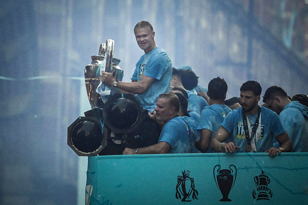 Erling Haaland hanyalah salah satu bintang City yang tampil di atas bus atap terbuka, sementara duo Inggris Jack Grealish dan Kalvin Philips tampak menderita akibat perayaan selama 48 jam. 