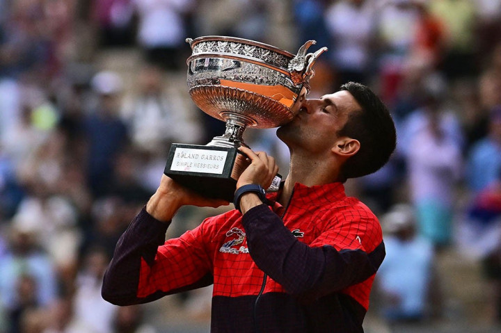 Novak Djokovic menciptakan sejarah, Minggu, 11 Juni 2023 ketika dia meraih gelar Grand Slam ke-23 yang memecahkan rekor dengan kemenangan French Open ketiganya.