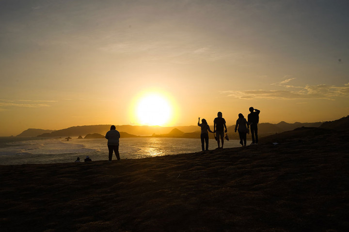 Bukit Merese yang menawarkan pesona perbukitan dan panorama pantai dari ketinggian itu menjadi daya tarik tersendiri bagi para wisatawan yang berkunjung ke Lombok Tengah.