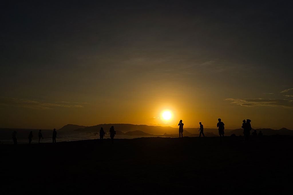 Berjarak sekitar 12 menit berkendara dari Sirkuit Mandalika, Bukit Merese wajib masuk ke dalam daftar tempat yang harus Anda datangi.