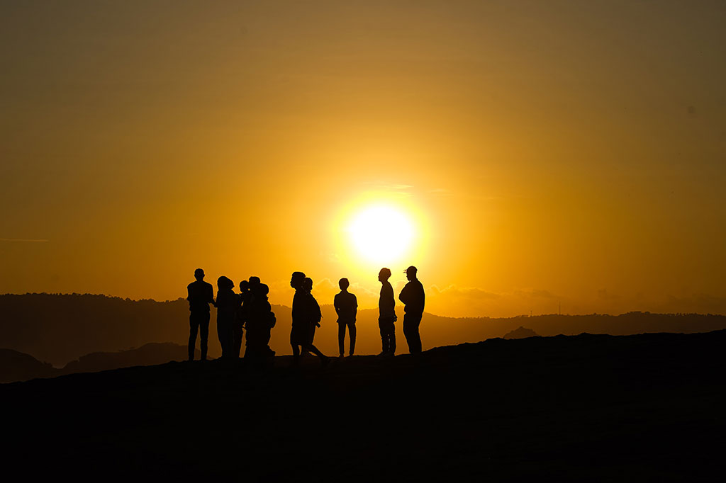 Meski membutuhkan waktu sekitar 15 menit untuk bisa naik ke puncak bukit, namun lelah serasa akan langsung terbayar oleh cantiknya panorama Mandalika dari ketinggian. Garis Pantai Tanjung Aan dan Pantai Kuta serta gradasi warna biru air lautnya semakin memanjakan mata.