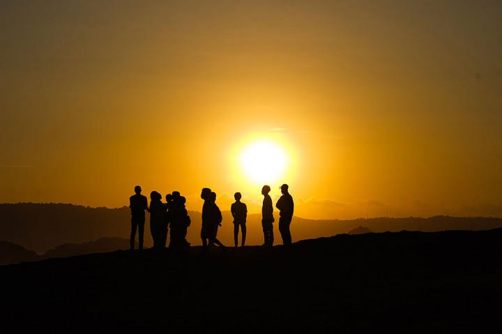 Meski membutuhkan waktu sekitar 15 menit untuk bisa naik ke puncak bukit, namun lelah serasa akan langsung terbayar oleh cantiknya panorama Mandalika dari ketinggian. Garis Pantai Tanjung Aan dan Pantai Kuta serta gradasi warna biru air lautnya semakin memanjakan mata.