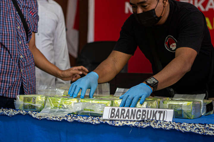 Petugas menata barang bukti narkoba jenis sabu dalam konferensi pers di kantor Kepolisian Daerah (Polda) Sulawesi Tengah di Palu, Senin 12 Juni 2023.