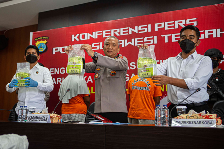 Dari hasil pengungkapan kasus tindak pidana narkotika, polisi berhasil mengamankan empat terduga pelaku, yakni MJ berperan menjemput barang di Malaysia lewat jalur laut, kemudian AS berperan sebagai kurir dari kapal ke darat, lalu ML seorang ibu rumah tangga yang bertugas menjaga barang, dan ST yang perannya masih didalami.