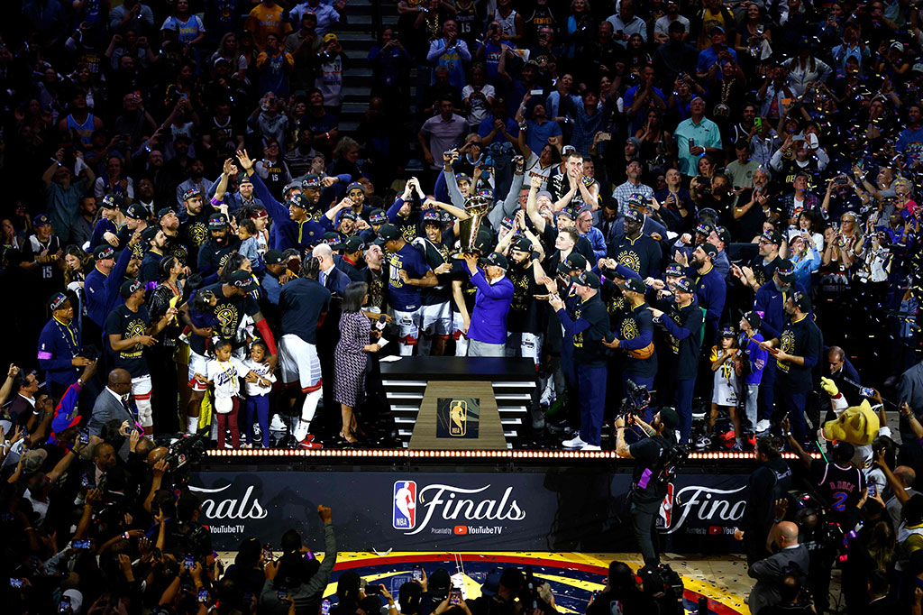 Pemilik Denver Nuggets Stan Kroenke mengangkat Trofi Kejuaraan Larry O'Brien timnya merebut gelar NBA 2023 NBA di Ball Arena, Denver, Colorado, Senin, 12 Juni 2023 waktu setempat.