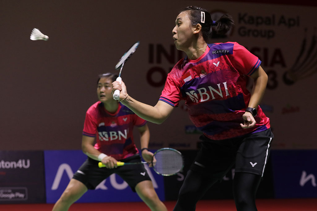 Pebulutangkis ganda putri Indonesia Febriana Dwipuji Kusuma/Amalia Cahaya Pratiwi berusaha mengembalikan kok ke arah pasangan ganda putri Indonesia Lanny Tria Mayasari/Ribka Sugiarto pada babak pertama Indonesia Terbuka 2023 di Istora Gelora Bung Karno, Jakarta, Selasa, 13 Juni 2023. 