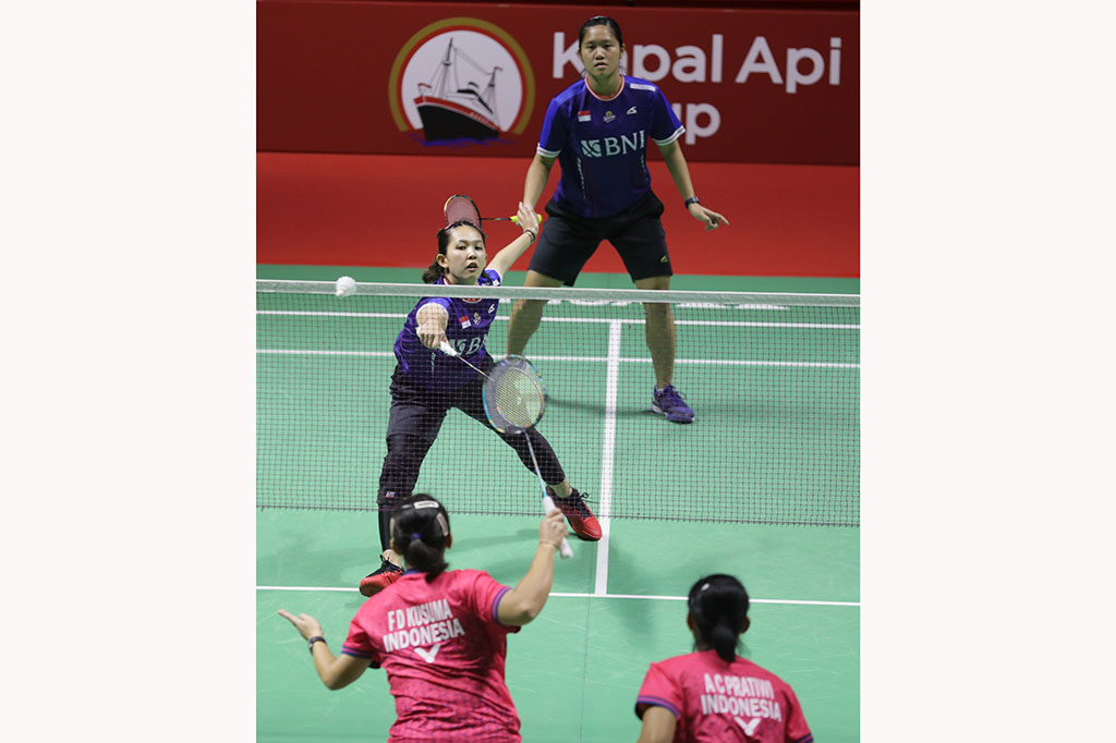 Pebulutangkis ganda putri Indonesia Ana/Tiwi melangkah ke babak selanjutnya setelah menang dua gim langsung dengan skor 21-15, 21-18. 