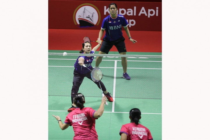 Pebulutangkis ganda putri Indonesia Ana/Tiwi melangkah ke babak selanjutnya setelah menang dua gim langsung dengan skor 21-15, 21-18. 