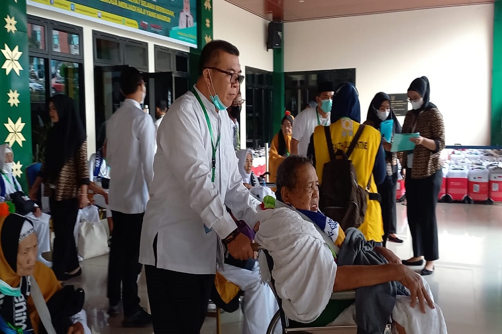 Rinciannya, 4.242 jemaah asal Sumsel, 1.064 asal Babel, dan 74 petugas kloter. Kepala Bidang Penyelenggaraan Haji dan Umroh Kanwil Kemenag Sumsel, Armet Dachil berpesan agar jemaah mempersiapkan diri menghadapi puncak haji di masa-masa Armuzna, 8-13 zulhijjah.