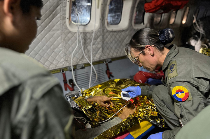 Dalam sebuah video yang dirilis hari Minggu yang memperlihatkan segera setelah ditemukan, anak-anak itu tampak kurus kering karena menghabiskan waktu di alam liar.