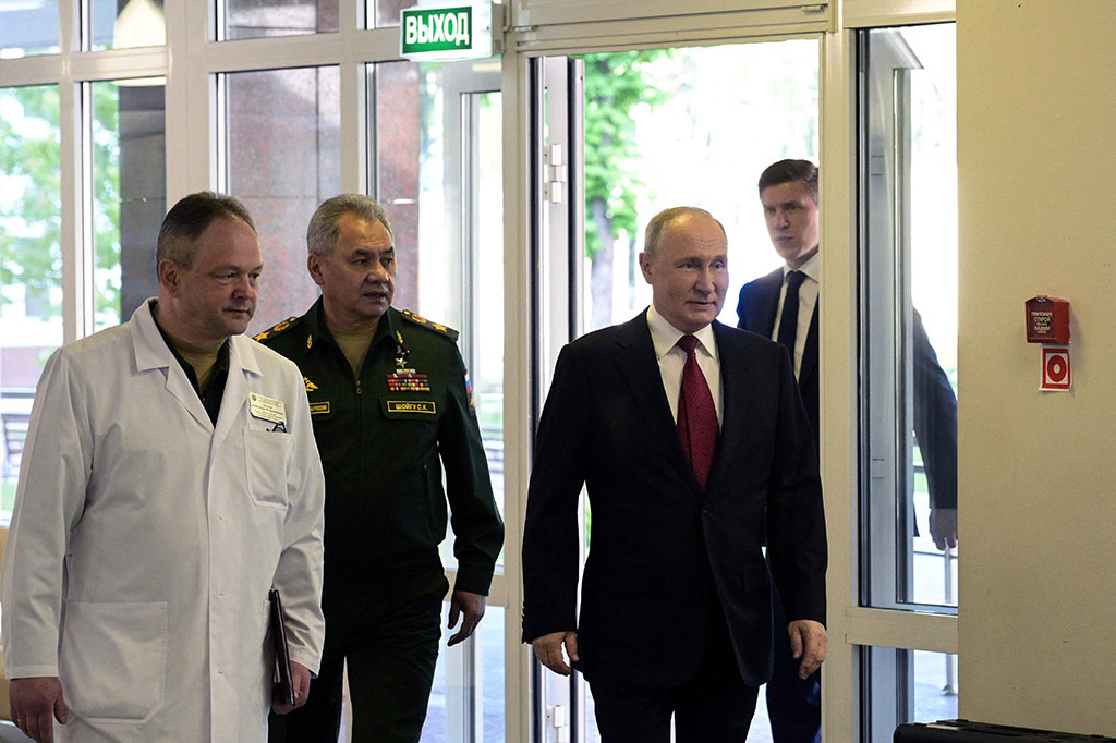 Presiden Rusia Vladimir Putin (kedua kanan) dan Menteri Pertahanan Sergei Shoigu (kedua kiri) tiba untuk upacara penyerahan penghargaan bagi peserta operasi militer di Ukraina di Rumah Sakit Klinik Militer Pusat Vishnevsky, Moskow pada Senin, 12 Juni 2023.
