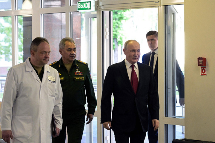 Presiden Rusia Vladimir Putin (kedua kanan) dan Menteri Pertahanan Sergei Shoigu (kedua kiri) tiba untuk upacara penyerahan penghargaan bagi peserta operasi militer di Ukraina di Rumah Sakit Klinik Militer Pusat Vishnevsky, Moskow pada Senin, 12 Juni 2023.