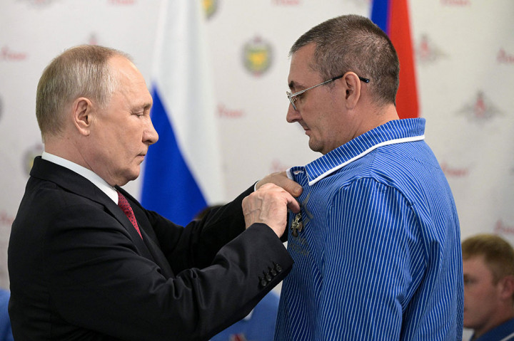 Saat menyematkan medali pada salah satu pria, pemimpin Rusia berusia 70 tahun itu berkata: 