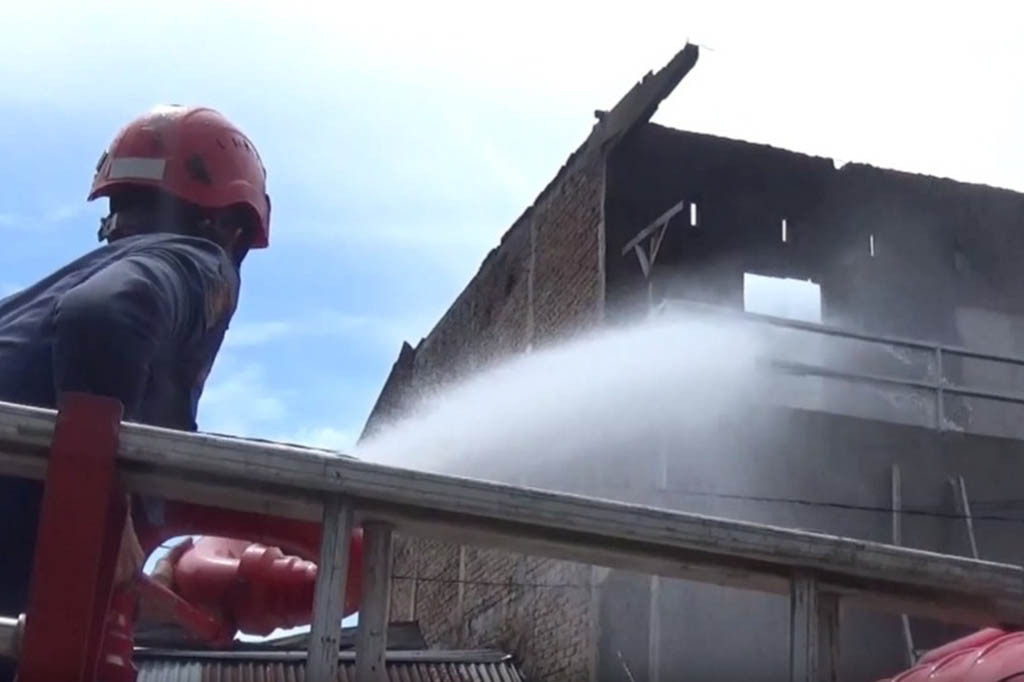 Rumah warga dipemukiman padat penduduk di Kota Makassar, Sulawesi Selatan, Selasa, 13 Juni 2023 tersebut ludes terbakar, saat di tinggal pergi pemilknya untuk keluar berobat.