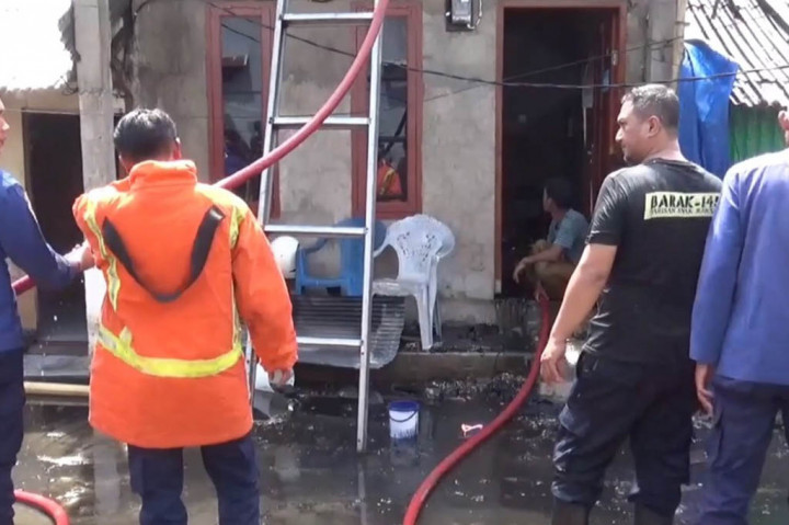 Kobaran api kali pertama muncul dari bagian atap rumah sebelum meludeskan seluruh isinya.