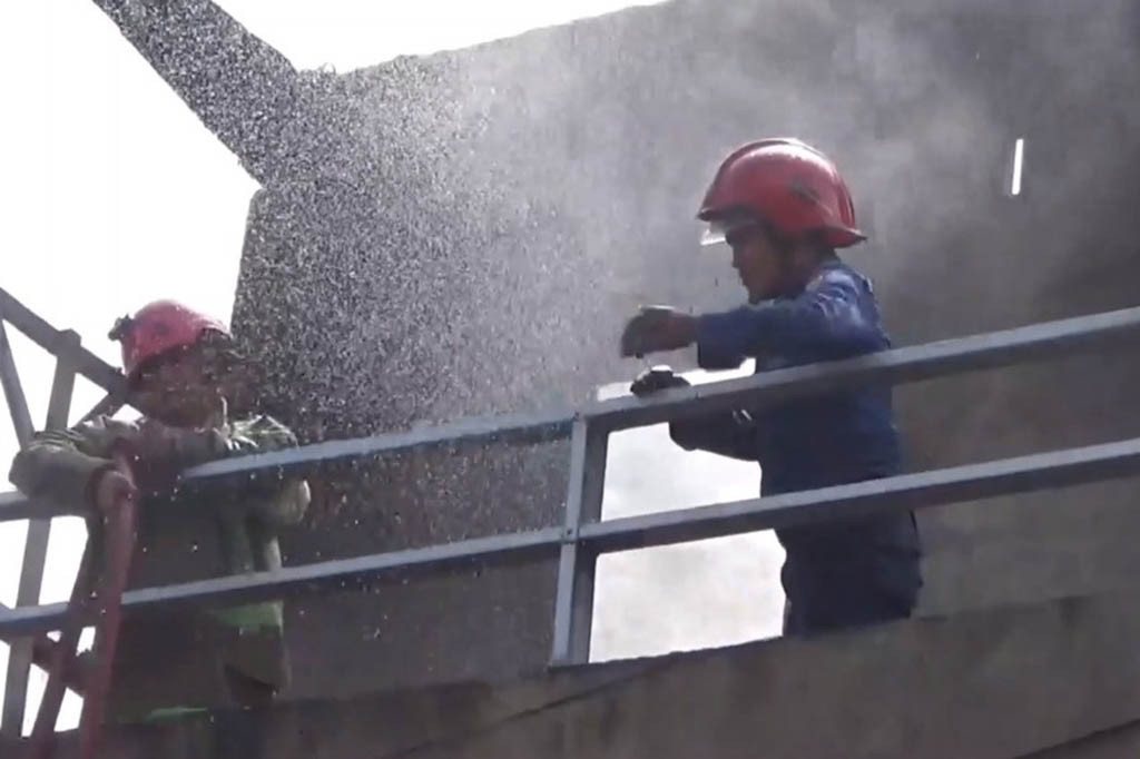 Dengan bantuan warga, pemadam akhirnya berhasil memadamkan api 15 menit kemudian, sebelum menjalar ke bangunan rumah warga lainnya di pemukimanan padat penduduk di Kecamatan Tallo tersebut.