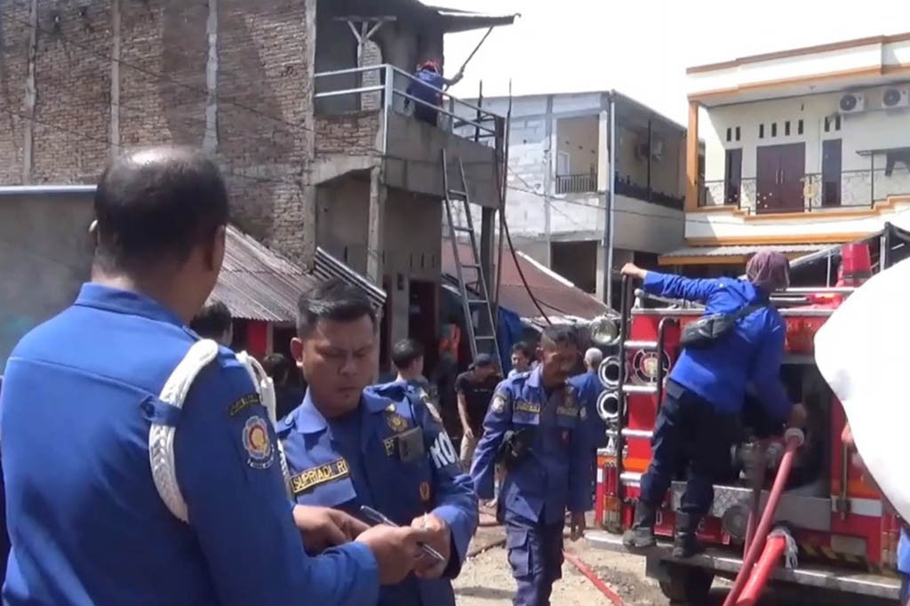 Dugaan sementara penyebab kebakaran akibat arus pendek listrik, berasal dari bagian plafon dilantai dua.