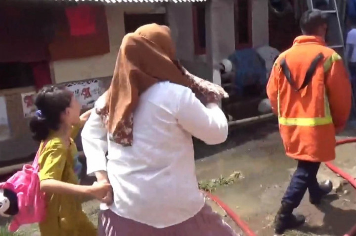 Beruntung tidak ada korban jiwa dalam kebakaran ini, mengingat pemilik rumah sedang berada di luar untuk berobat.