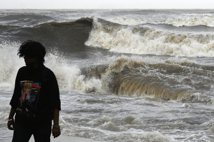 Penangkapan ikan telah dihentikan di sepanjang pantai Gujarat di mana mungkin ada gelombang hingga tiga meter (lebih dari sembilan kaki), dan Penjaga Pantai India pada Senin mengevakuasi 50 personel dari kapal pengeboran minyak karena kondisi yang sulit.