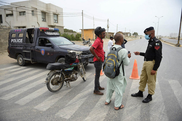 Lebih dari 40.000 orang telah dievakuasi di seluruh India dan Pakistan saat topan mendekati pantai mereka, kata para pejabat Selasa, 13 Juni 2023 dengan kecepatan angin kencang hingga 150 kilometer per jam.