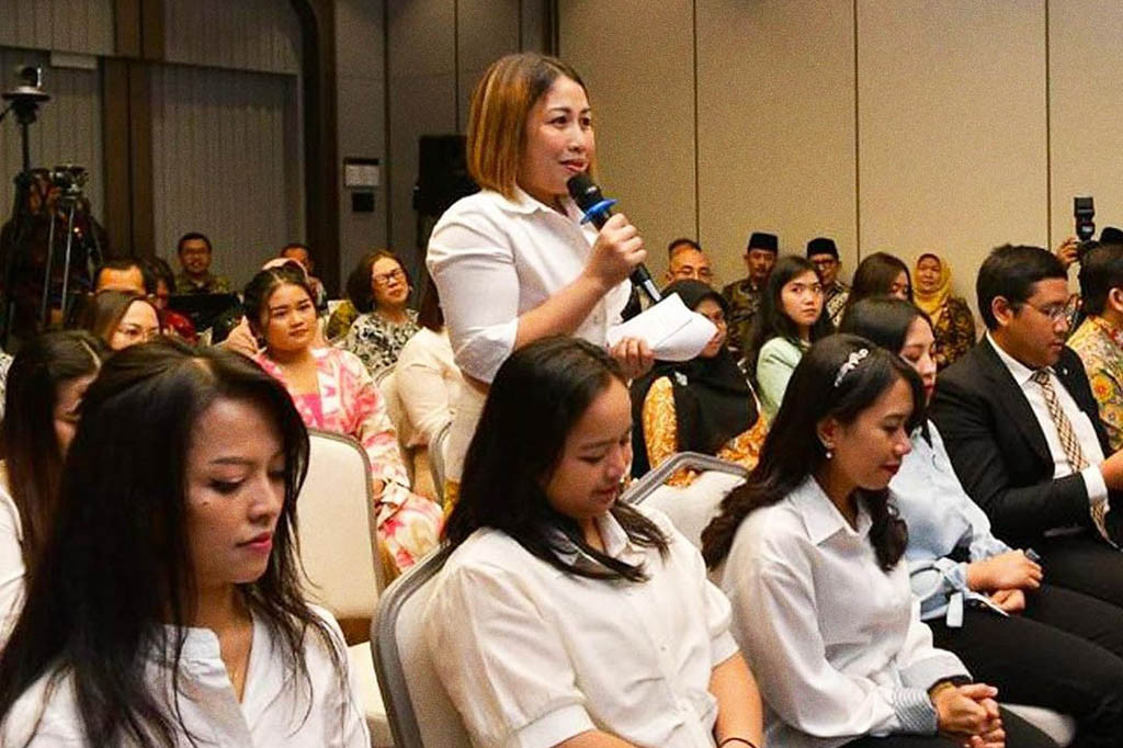 Termasuk dalam memanfaatkan teknologi digital dengan memilih dan memilah informasi yang tepat, seraya mencegah hoaks, dan menghindari benturan pandangan yang keras. 