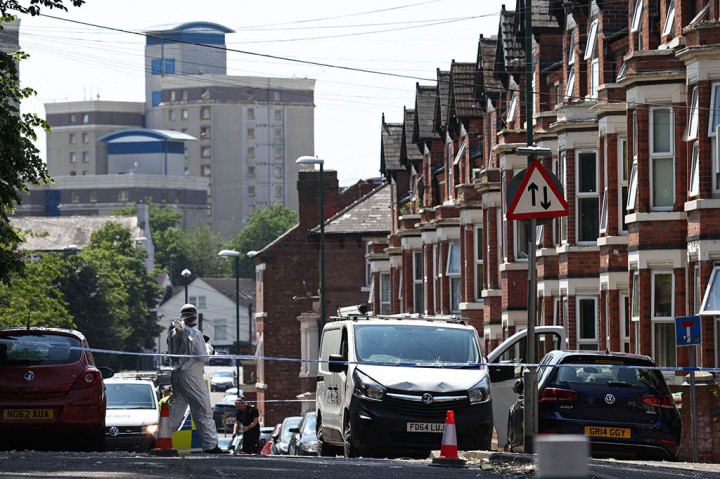 Polisi dipanggil tepat setelah pukul 04:00 (0300 GMT) setelah dua orang ditemukan tewas di Jalan Ilkeston, yang membentang ke barat dari pusat kota antara dua kampus universitas di kota itu.