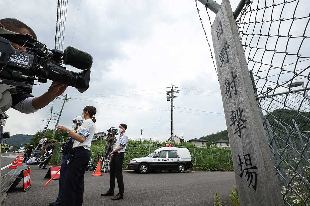Dua tentara tewas dan tiga lainnya terluka ketika seorang rekrutan baru melepaskan tembakan ke tempat pelatihan di Jepang tengah pada Rabu, 14 Juni 2023.