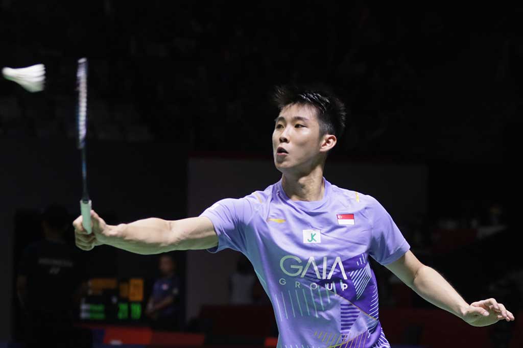 Pada pertandingan yang berlangsung di Istora Senayan, Jakarta, Chico harus mengakui keunggulan pebulu tangkis asal Singapura itu dengan skor 15-21, 21-23.