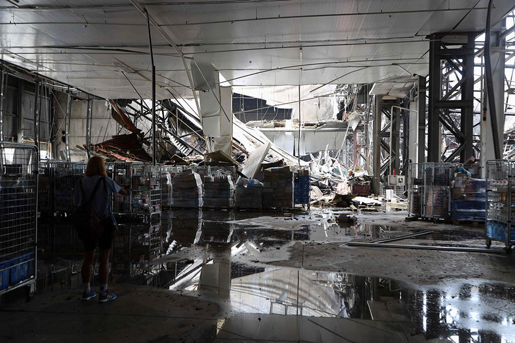 Moskow telah mengintensifkan serangan malamnya di kota-kota besar Ukraina dalam beberapa pekan terakhir sementara Kyiv telah meluncurkan serangan balasan yang telah lama ditunggu-tunggu untuk merebut kembali wilayah yang diduduki oleh pasukan Rusia. 