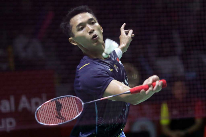Pebulu tangkis tunggal putra Indonesia Jonatan Christie berusaha mengembalikan kok ke arah tunggal putra Jepang Kanta Tsuneyama pada babak 32 besar Indonesia Terbuka 2023 di Istora Gelora Bung Karno, Jakarta, Rabu, 14 Juni 2023. Jojo melangkah ke babak selanjutnya setelah atas Tsunemaya.
