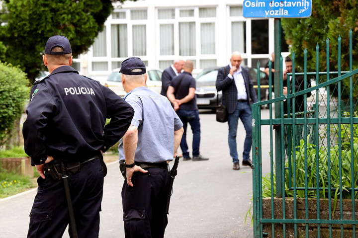 Insiden itu terjadi sebulan setelah seorang anak berusia 13 tahun menembak mati 10 orang termasuk sembilan teman sekelasnya di sebuah sekolah dasar di ibu kota tetangga Serbia, Beograd.