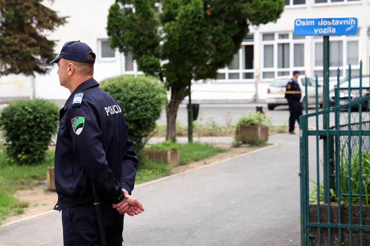 Seorang anak ditangkap setelah diduga menembak seorang guru di sebuah sekolah dasar di kota Lukavac, Bosnia timur laut pada hari Rabu, 14 Juni 2023 kata pejabat dan keluarga korban.