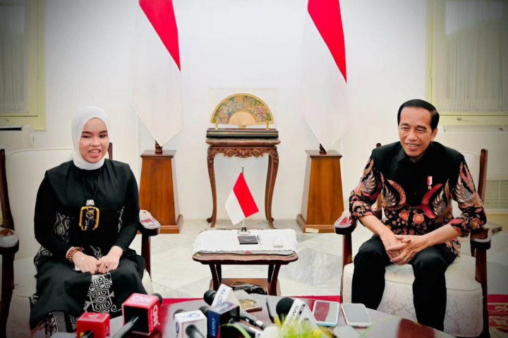 “Selamat datang di Istana,” sapa Presiden sembari mempersilakan Putri dan keluarga untuk duduk bersama.