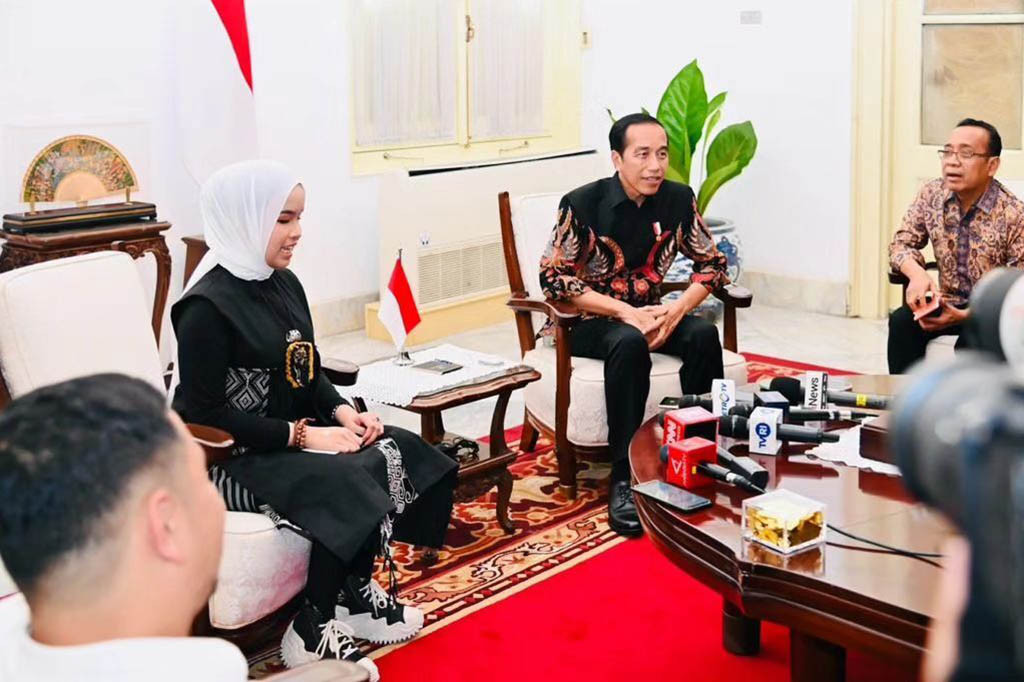 Setelah itu, Putri memperlihatkan kepada Presiden golden buzzer yang didapatkan dari salah satu juri America’s Got Talent, Simon Cowell. Putri menyampaikan bahwa ini merupakan kali pertama tombol tersebut diperlihatkan kepada Presiden.