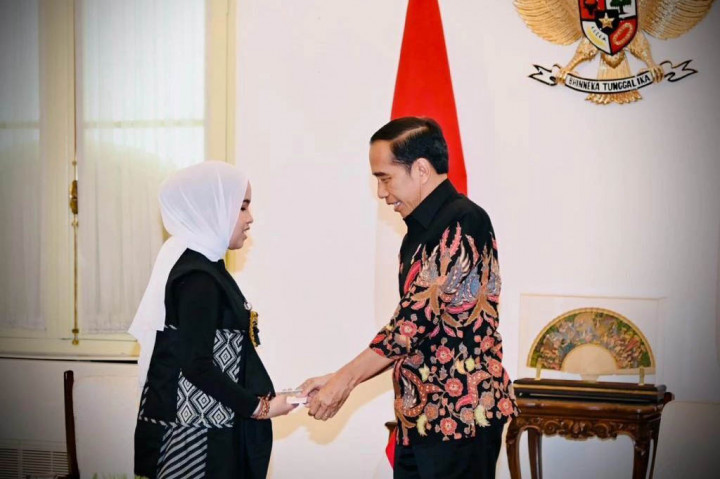 Presiden Joko Widodo menerima Putri Ariani, penyanyi asal Indonesia yang meraih golden buzzer America’s Got Talent (AGT) 2023 di Amerika Serikat. Tiba pada Rabu, 14 Juni 2023 sekitar pukul 14.10 WIB, kedatangan Putri beserta kedua orang tuanya disambut langsung oleh Presiden Jokowi di Ruang Jepara, Istana Merdeka, Jakarta.