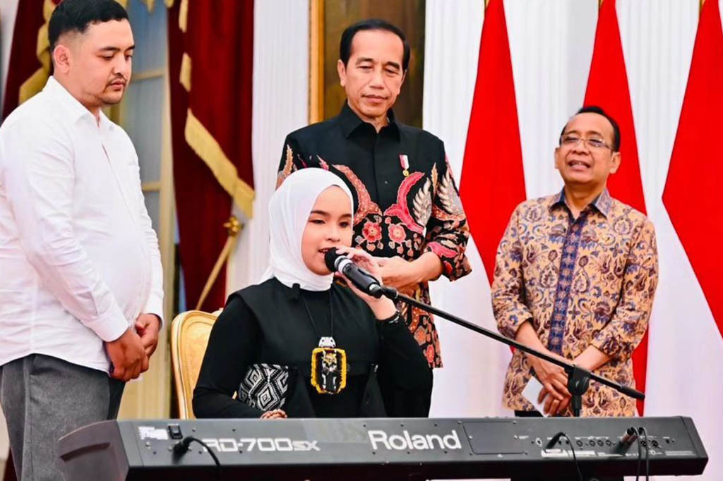 Selain berbincang-bincang, Putri juga berkesempatan untuk menyanyikan dua lagu dengan diiringi keyboard di hadapan Presiden. Kedua lagu yang dimainkan merupakan lagu ciptaan Putri sendiri yang berjudul ‘loneliness’ dan ‘permata indah dunia’. 