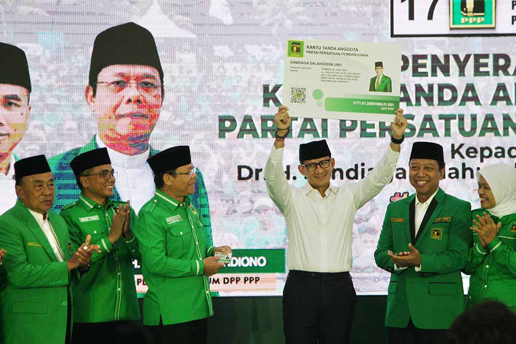 Hal itu dibuktikan dengan penyerahan kartu tanda anggota (KTA) beserta jaket PPP dari Plt Ketua Umum PPP Muhamad Mardiono ke Sandiaga Uno di Kantor DPP PPP, Jakarta Pusat.
