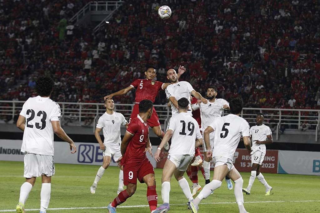 Hingga wasit meniup peluit tanda turun minum, skor masih 0-0 bagi kedua tim.
