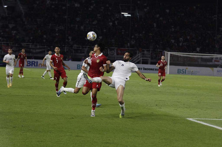 Kedua tim sejak awal pertandingan bermain saling menyerang, namun tidak ada yang bisa menghasilkan gol.