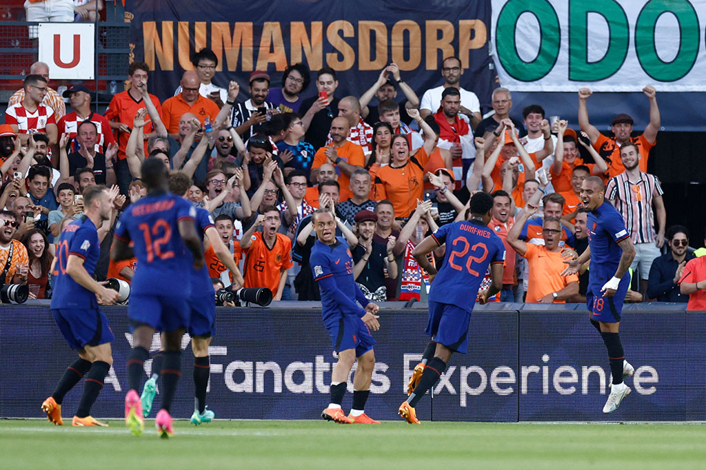 Belanda mengambil inisiatif menyerang terlebih dahulu dan mampu mencuri keunggulan pada menit ke-35 melalui gol Donyell Malen memanfaatkan umpan dari Mats Wieffer. Skor 1-0 untuk keunggulan tuan rumah tetap bertahan hingga turun minum.