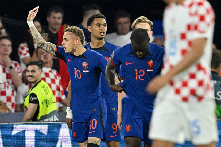 Tertinggal, Belanda terus menekan lini pertahanan Kroasia dan baru membuahkan hasil pada waktu tambahan babak kedua melalui gol yang dicetak oleh Noah Lang sehingga skor berubah menjadi 2-2 pada menit 90+6.