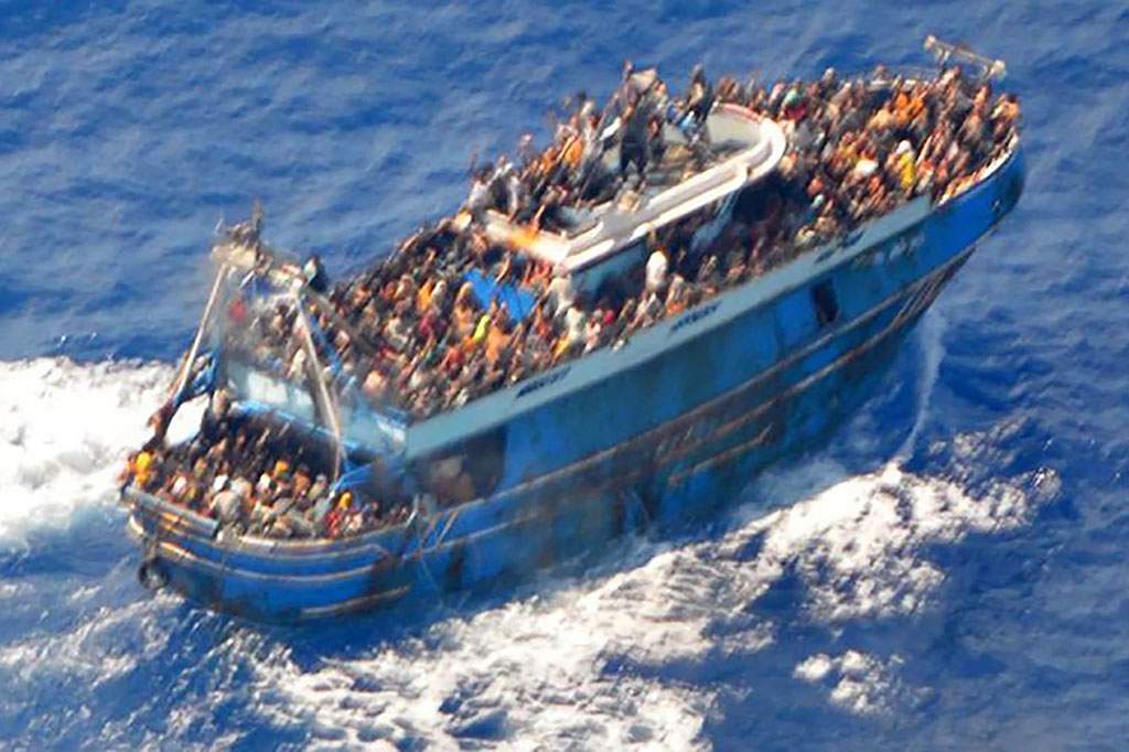 Pemandangan udara yang diambil dari helikopter penyelamat menunjukkan ratusan imigran di atas kapal penangkap ikan di perairan lepas pantai Peloponnese Yunani pada 13 Juni 2023.